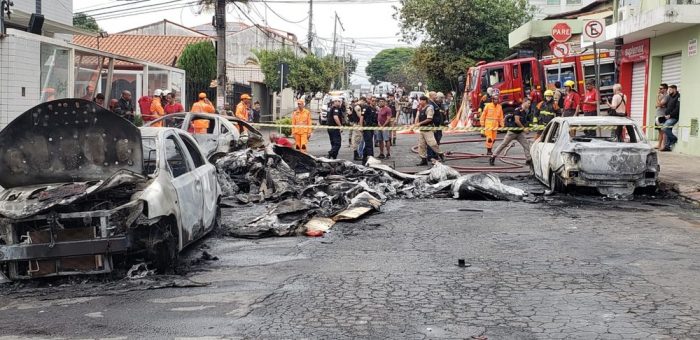 1 20 e1571664999527 Avião cai sobre carros em BH e mata ao menos 3