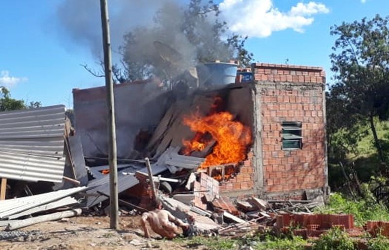 WhatsApp Image 2020 05 01 at 16.24.56 Homem ateia fogo em casa com os três filhos dentro na zona rural de Pindaí; menino de 1 ano morre e os outros dois ficam gravemente feridos