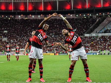 bruno henrique comemora com gabriel gol diante do barcelona equ pela libertadores Flamengo informa que tem 38 casos positivos de coronavírus, inclusive três jogadores