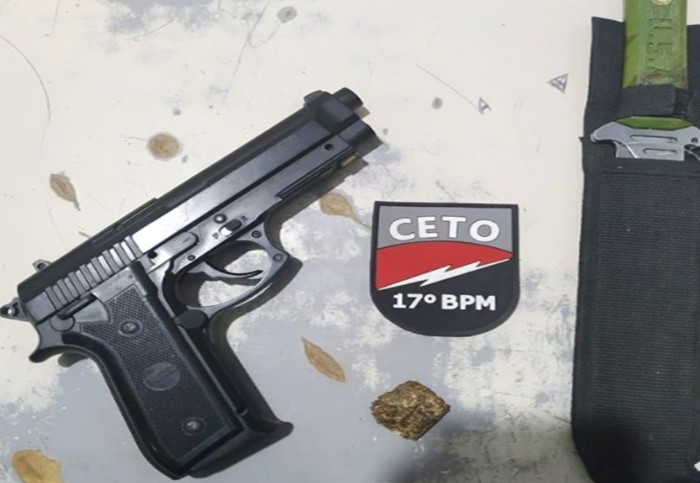 arma PM apreende simulacro de pistola e drogas em Guanambi