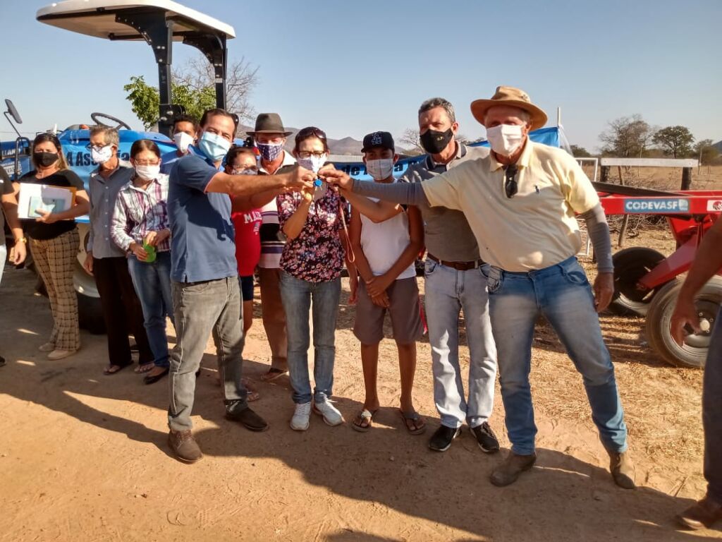 COMUNIDADES 5 Deputado Charles Fernandes entrega trator agrícola para comunidades rurais em Guanambi