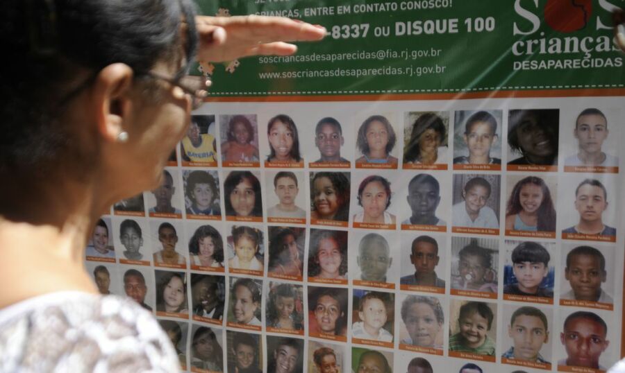 909012-desaparecidos (4) Rio de Janeiro - O Programa SOS Crianças Desaparecidas faz ato público para divulgar imagens de crianças e adolescentes desaparecidos (Tânia Rêgo/Agência Brasil)