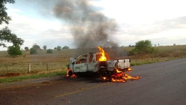 fa355e40 546b 4abe 8e35 c208ddbf6527 Motorista morre após carro bater em árvore e pegar fogo na BA-161 em Carinhanha