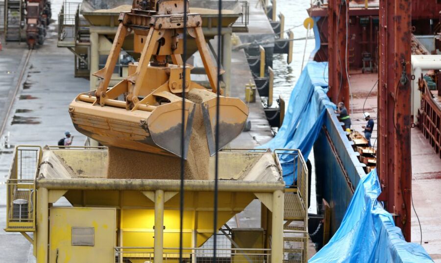 2020-12-04t162620z_1035784794_rc2ggk91v1j1_rtrmadp_3_brazil-soybeans-imports_1 Bulk Carrier 'Discoverer' unloads U.S. soybeans at the port of Paranagua, Brazil, December 3, 2020. Picture taken December 3, 2020. REUTERS/Rodolfo Buhrer