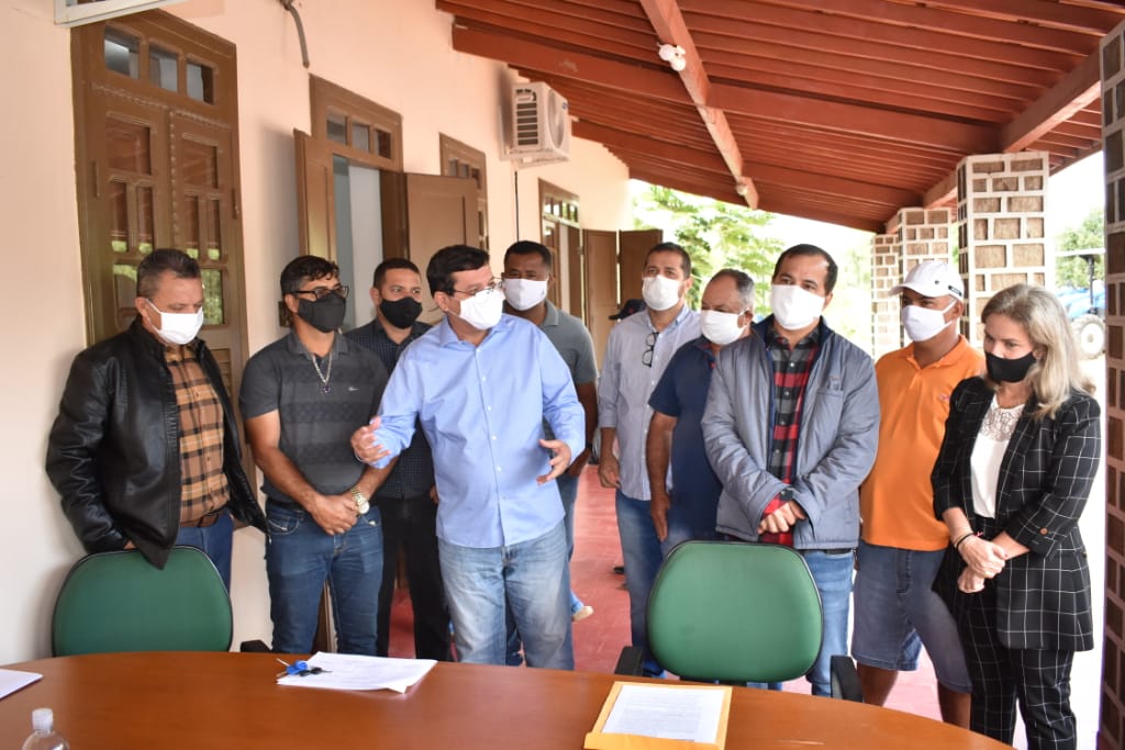 116012482220201806 Prefeito Jairo Magalhães celebra entrega de equipamentos para Distrito de Morrinhos