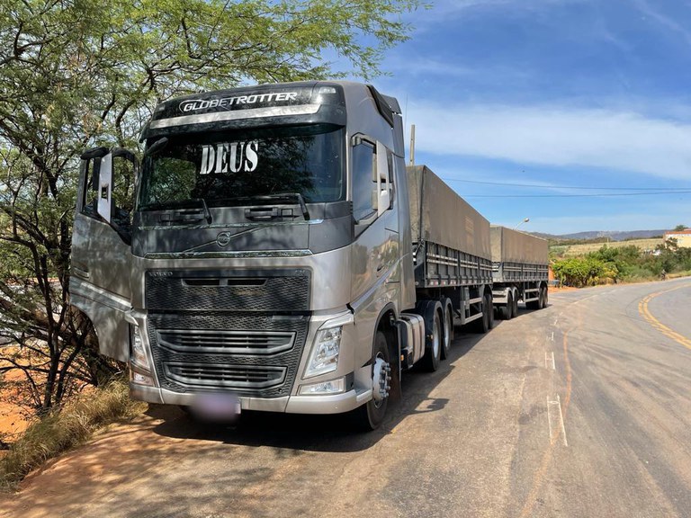 117cb4ad 5148 458e 8054 a9df3d2817a3 50 toneladas de carga de farinha de trigo transportada irregularmente é apreendida pela PRF em Urandi