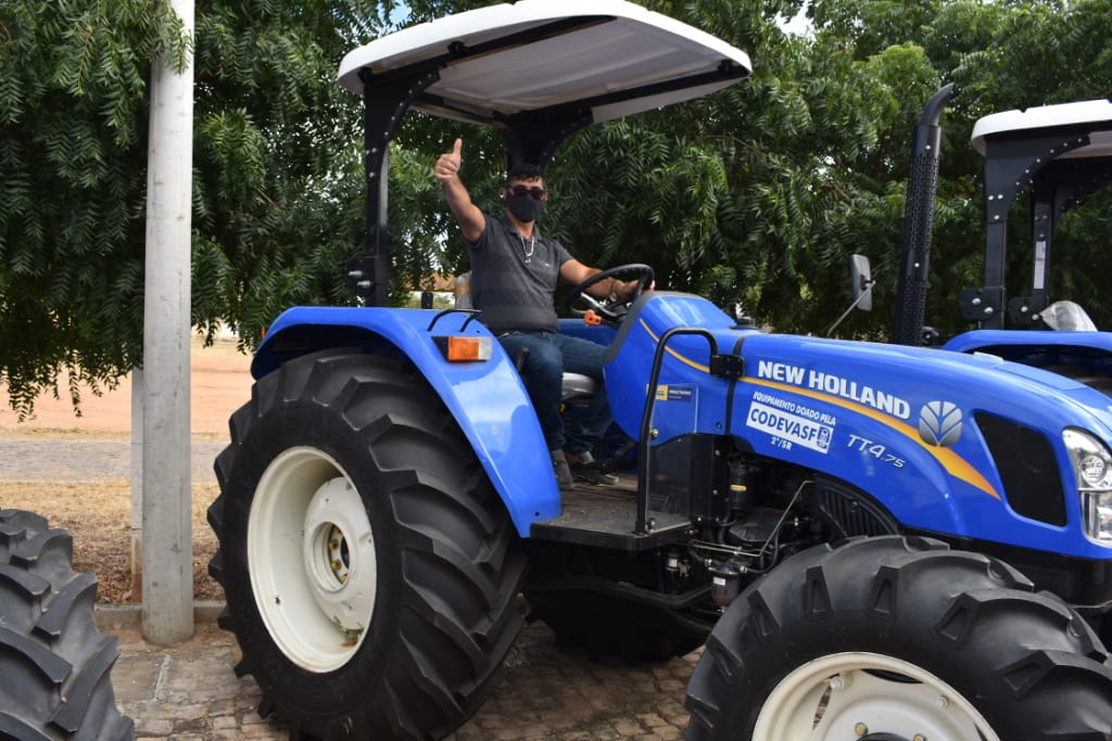 128612482920201806 Prefeito Jairo Magalhães celebra entrega de equipamentos para Distrito de Morrinhos