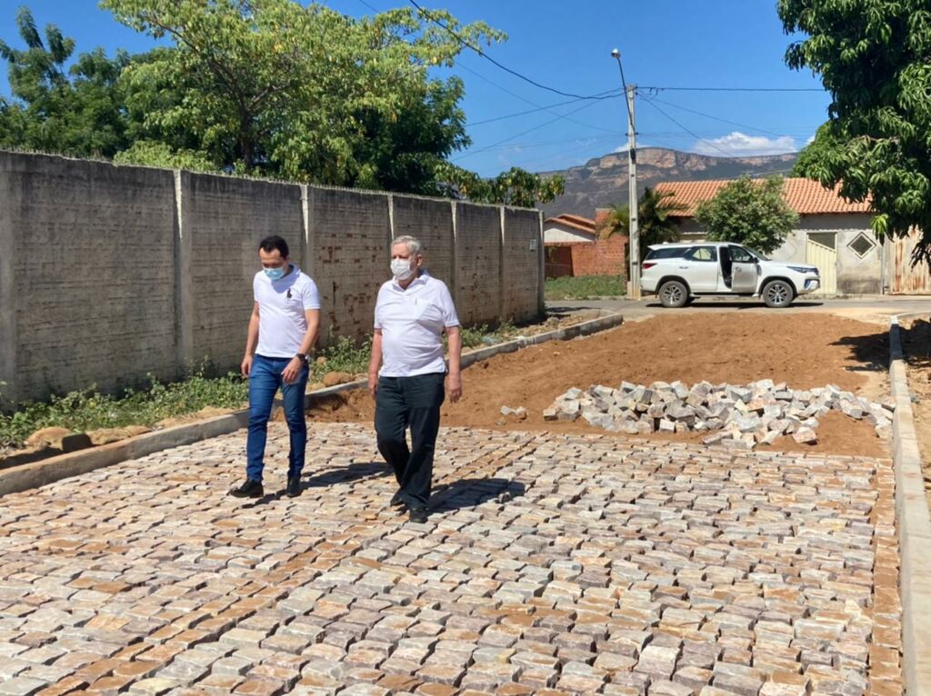 192312533820212105 Prefeito Nilo Coelho acompanha obras de pavimentação no distrito de Mutans e irá anunciar arrojado programa de urbanização asfáltica