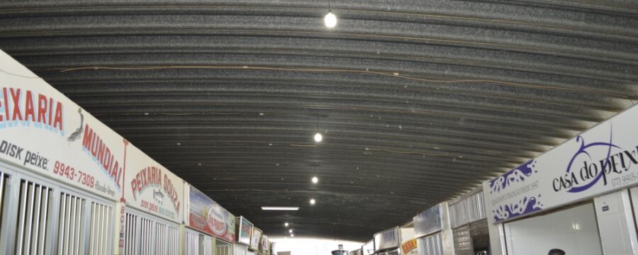 46212261020201505 Prefeitura de Guanambi produz intervenções na iluminação do Mercado Municipal