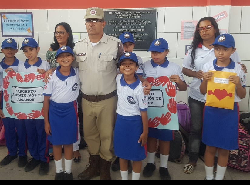 5 7 EMOÇÃO NA DESPEDIDA DO SARGENTO JURINEU DA ESCOLA JOSEFINA TEIXEIRA