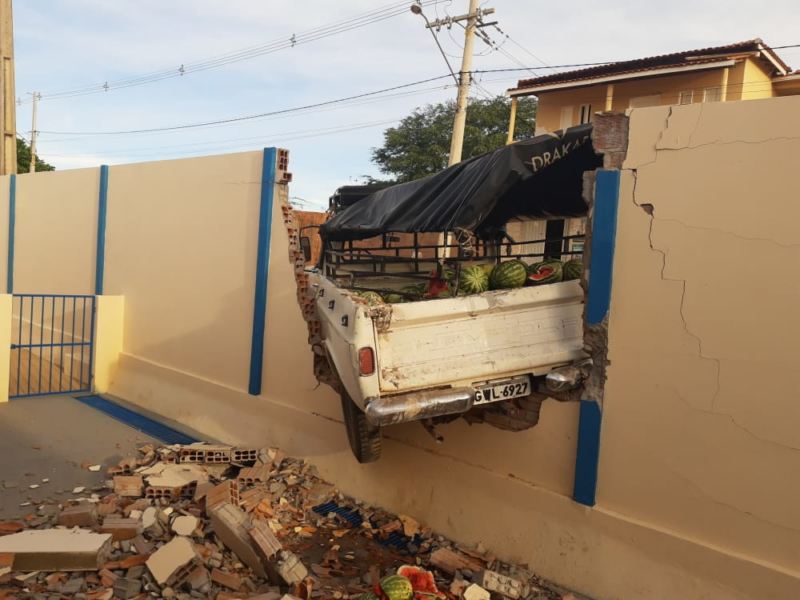 WhatsApp Image 2020 11 09 at 16.57.21 1 Caminhonete perde freio e derruba muro de Creche em Palmas de Monte Alto