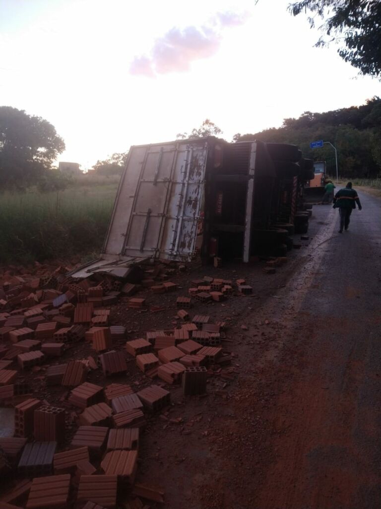 WhatsApp Image 2021 05 19 at 20.31.57 Caminhão carregado de blocos tomba na BA-430 em Igaporã