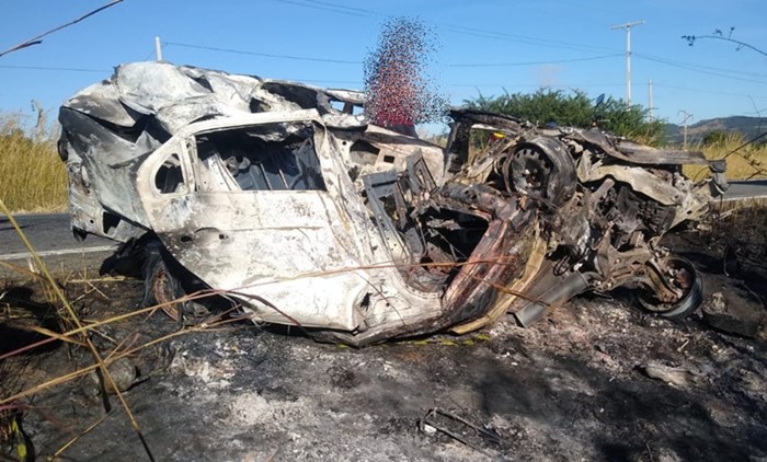 dadad 1 Jovem morre carbonizado após colisão entre carro e carreta na BR-430, entre Igaporã e Riacho de Santana