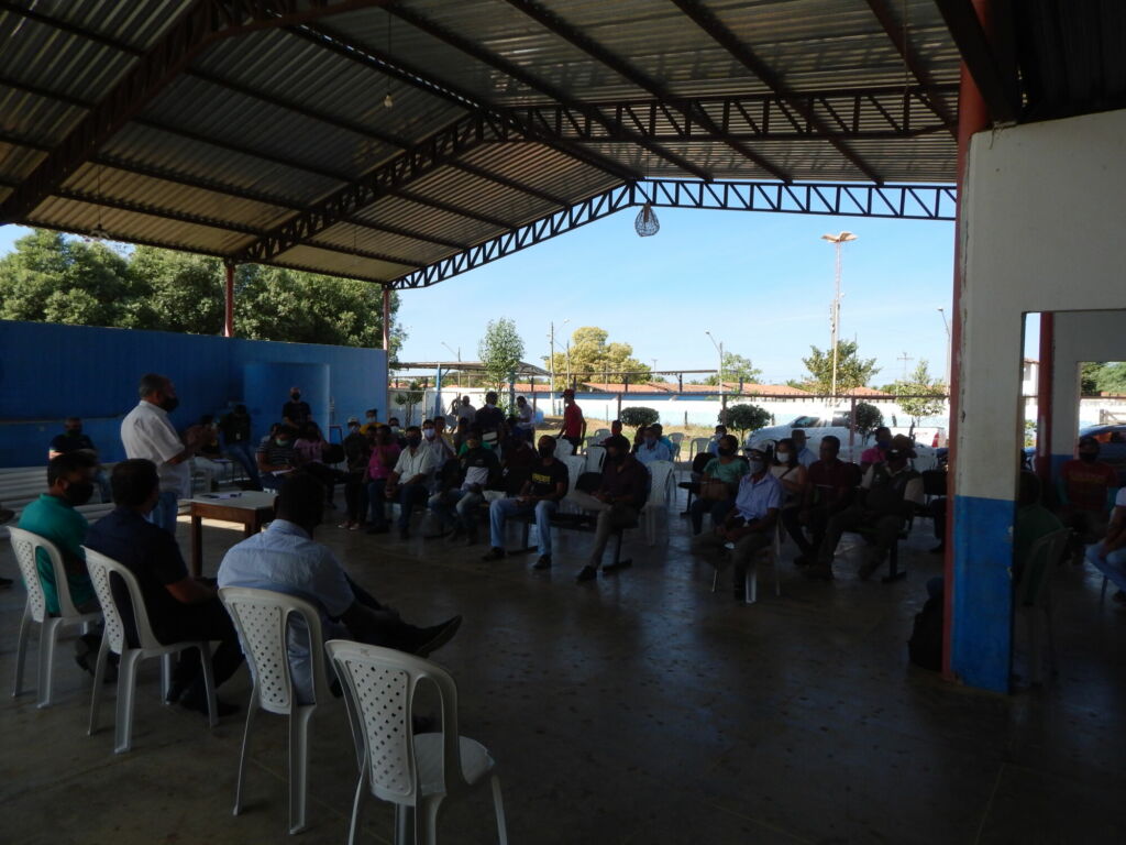 DSCN5351 Prefeito de Serra do Ramalho se reúne com representantes das Associações Agrícolas