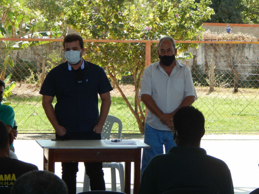 DSCN5360 Prefeito de Serra do Ramalho se reúne com representantes das Associações Agrícolas