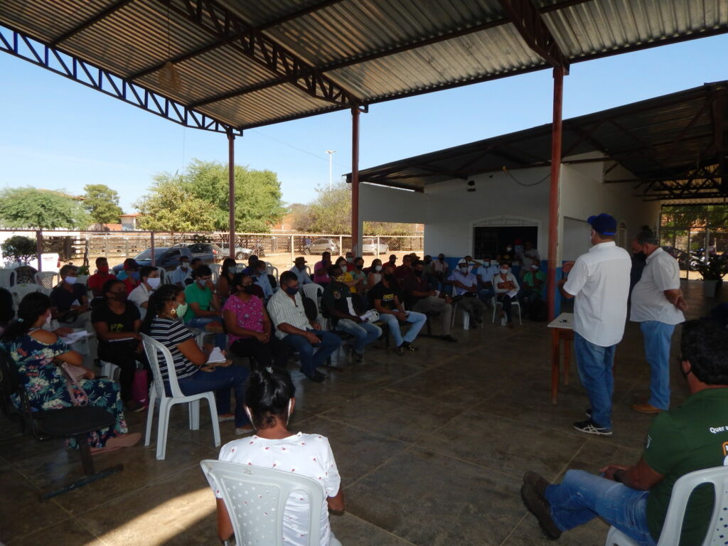 DSCN5378 Prefeito de Serra do Ramalho se reúne com representantes das Associações Agrícolas
