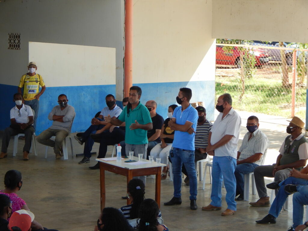 DSCN5420 Prefeito de Serra do Ramalho se reúne com representantes das Associações Agrícolas