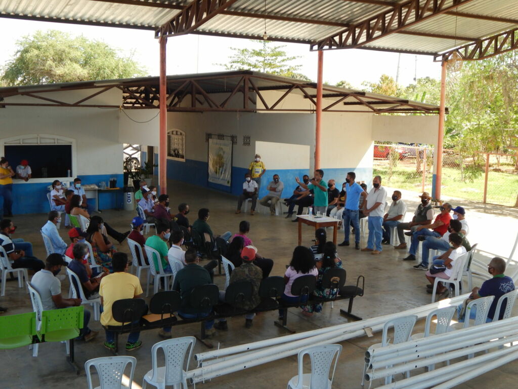 DSCN5422 Prefeito de Serra do Ramalho se reúne com representantes das Associações Agrícolas