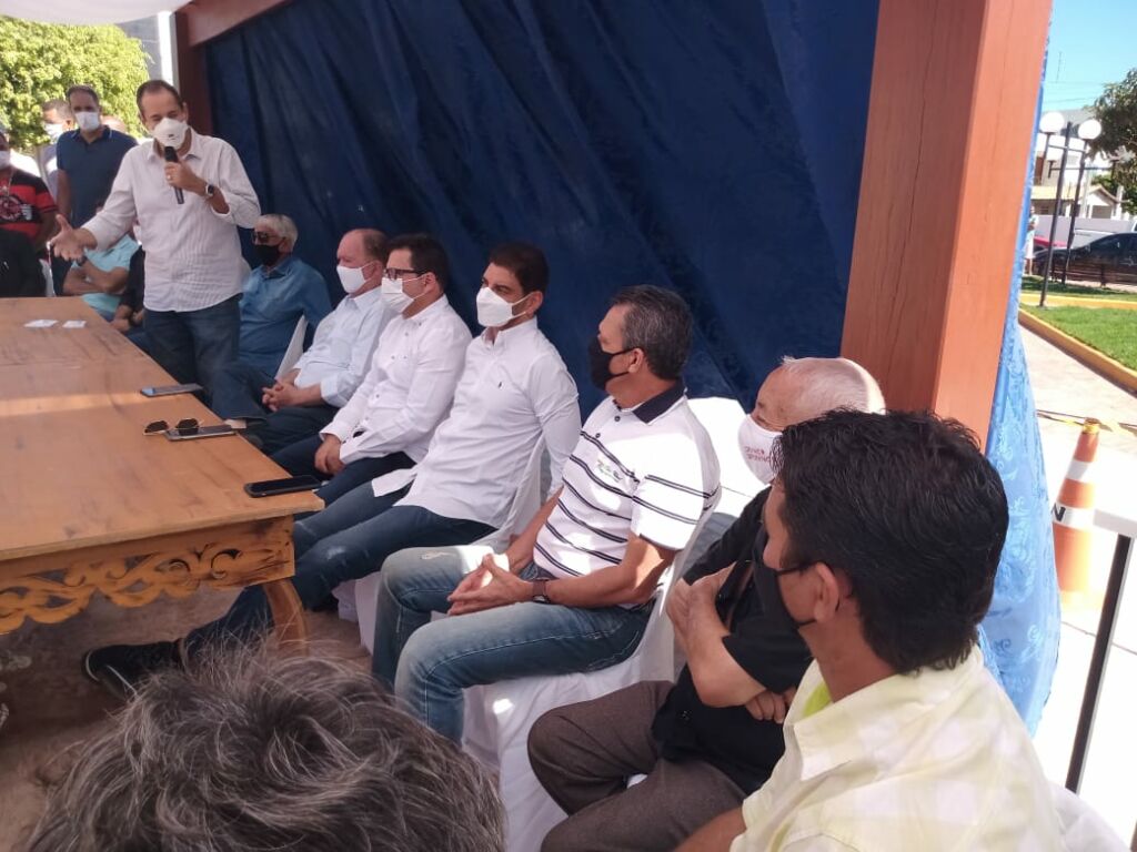 TANQUE NOVO 9 Deputado Charles Fernandes participa de entrega de praça em Tanque Novo
