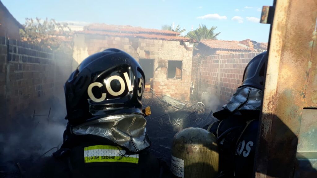 WhatsApp Image 2021 06 25 at 16.57.02 Incêndio de grandes proporções atinge casa no bairro Monte Pascoal em Guanambi; veja o vídeo