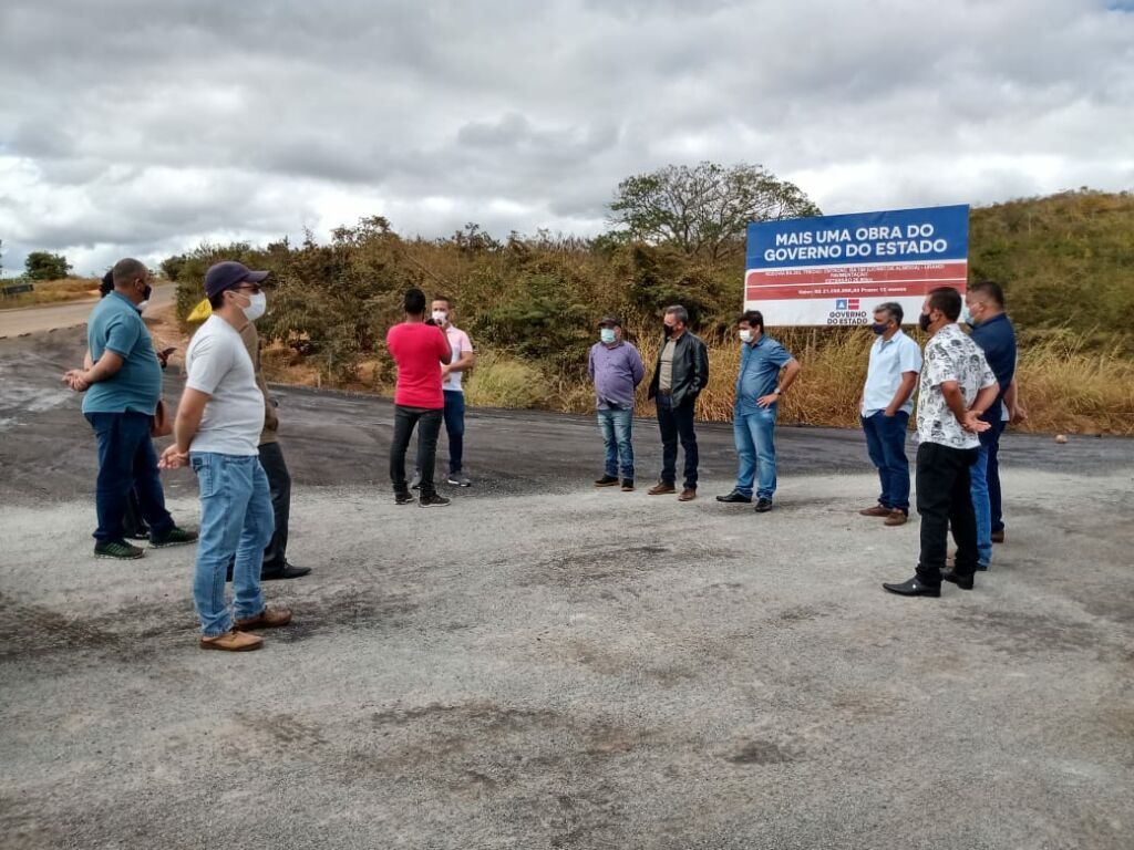 BA 263 4 Deputado Federal Charles Fernandes visita obras de pavimentação da BA-263 que liga Licínio de Almeida a Urandi