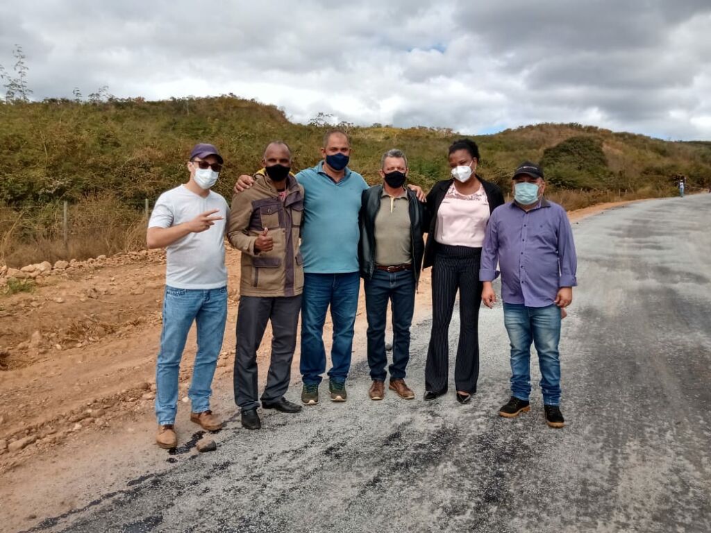 BA 263 6 Deputado Federal Charles Fernandes visita obras de pavimentação da BA-263 que liga Licínio de Almeida a Urandi