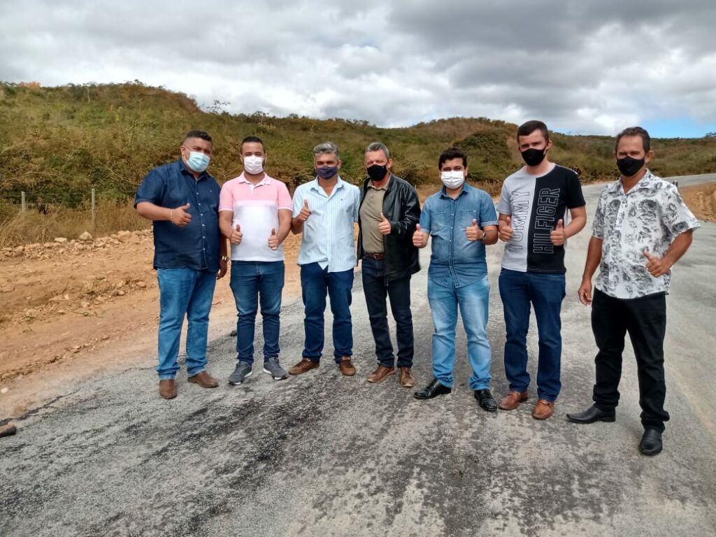BA 263 7 Deputado Federal Charles Fernandes visita obras de pavimentação da BA-263 que liga Licínio de Almeida a Urandi