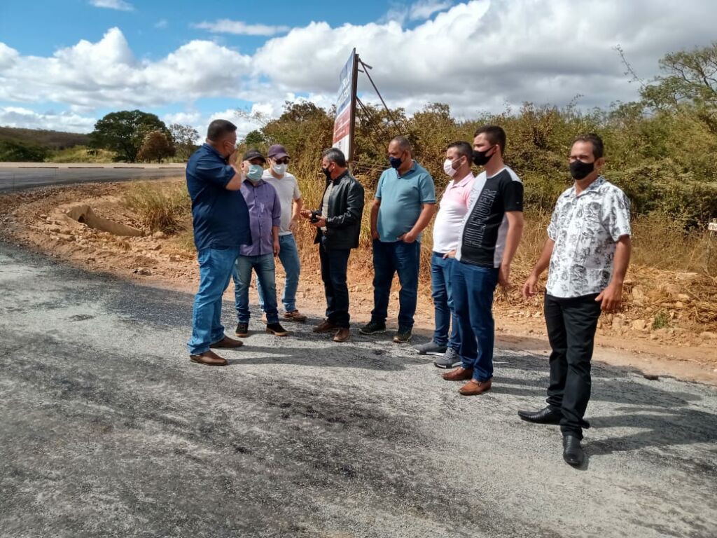 BA 263 8 Deputado Federal Charles Fernandes visita obras de pavimentação da BA-263 que liga Licínio de Almeida a Urandi