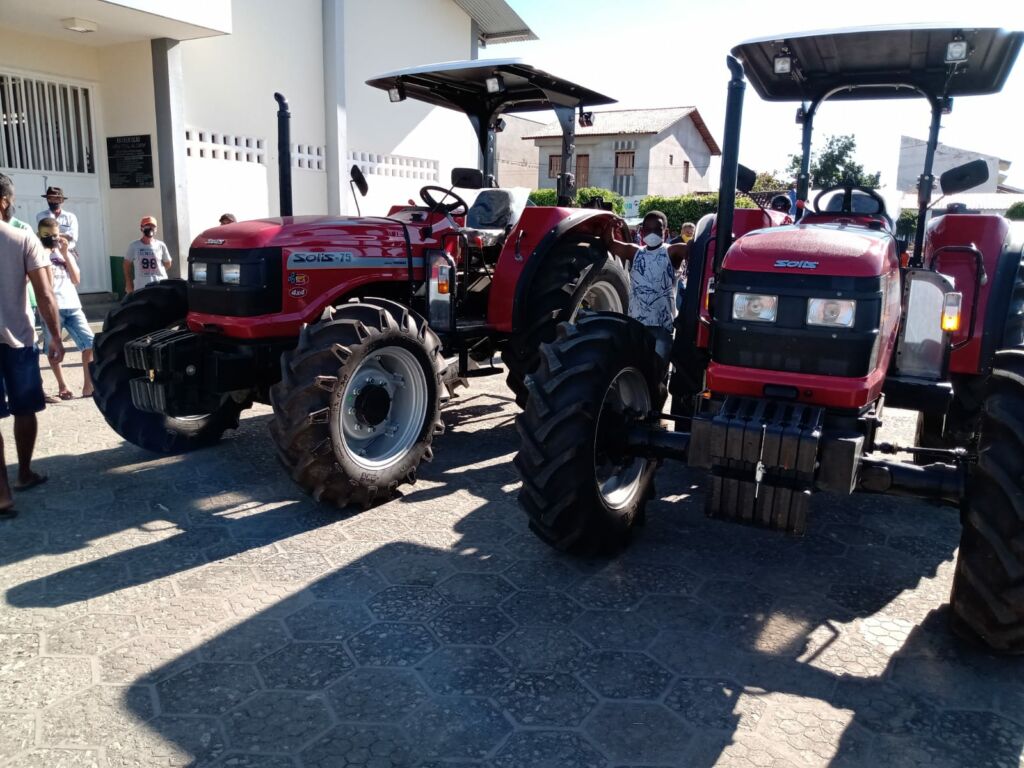 CANDIBA 2 Deputado Federal Charles Fernandes entrega tratores agrícolas em Candiba
