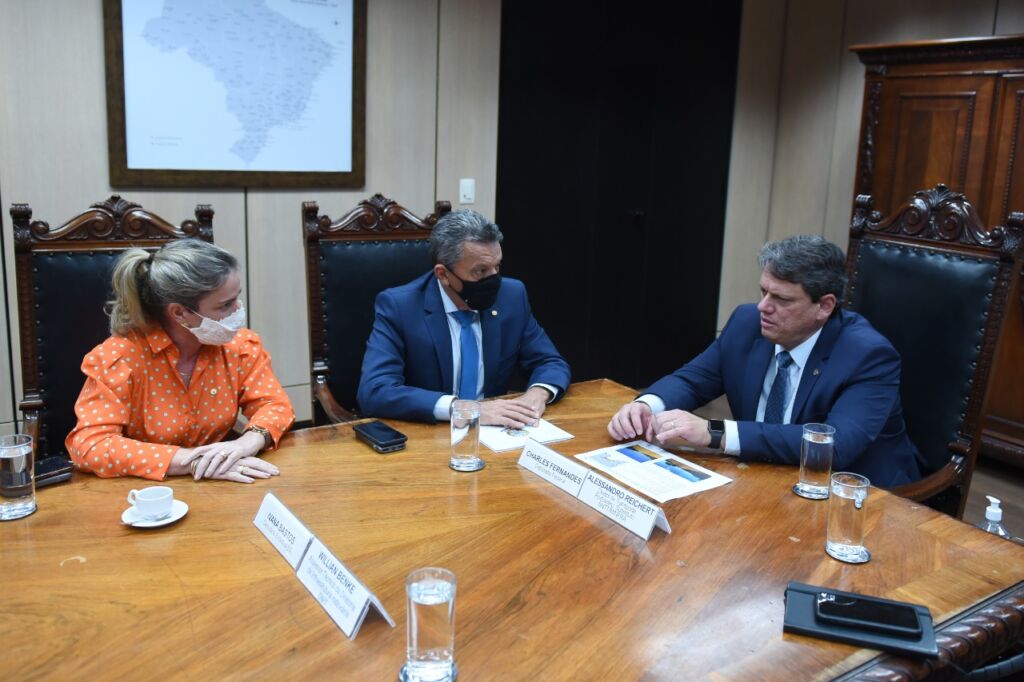 AUDIENCIA MINISTRO 2 Deputado Charles Fernandes solicita construção de nova via de acesso na Serra dos Brindes em audiência com o Ministro Tarcísio Gomes