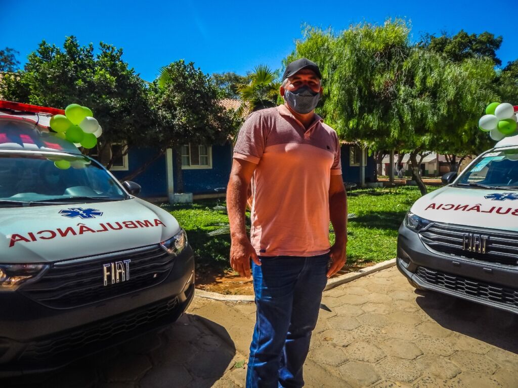 WhatsApp Image 2021 08 12 at 11.49.07 Prefeitura de Serra do Ramalho entrega veículos para servir a comunidade
