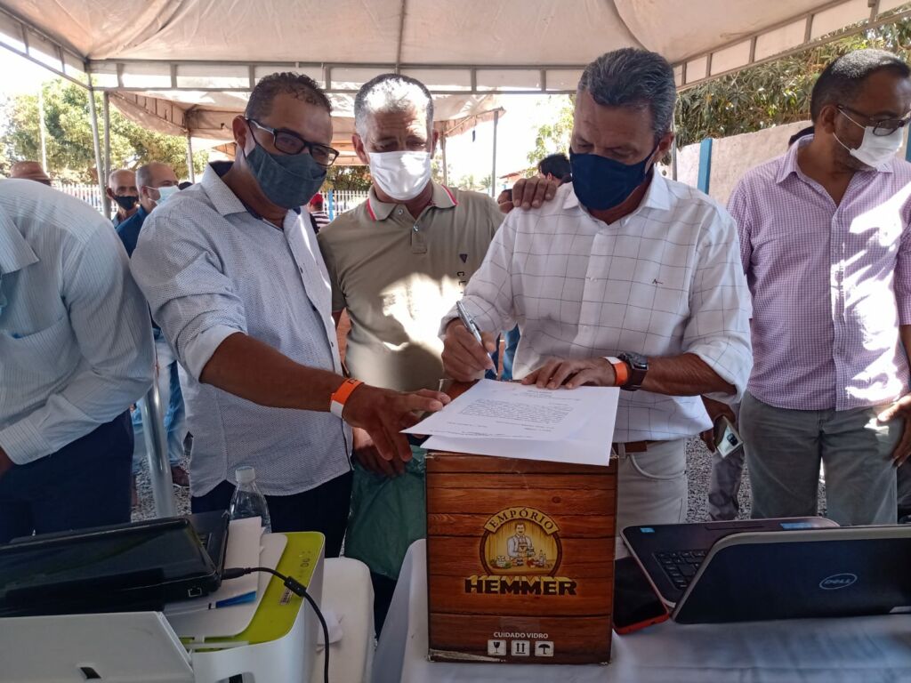 AGENDA IUIU 2 Deputado Charles Fernandes destaca importância da pavimentação asfáltica de trecho da BA-160 em Iuiu