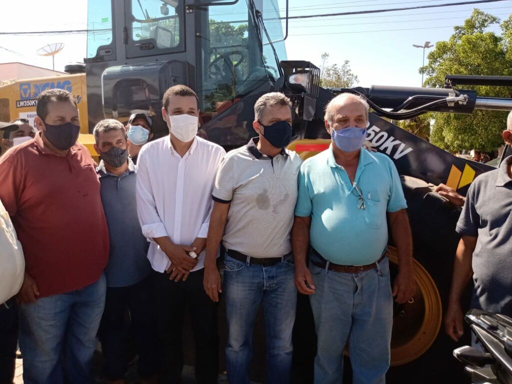 MALHADA CHARLES 2 Deputado Federal Charles Fernandes entrega equipamentos para Prefeitura de Malhada durante Feira da Agricultura Familiar