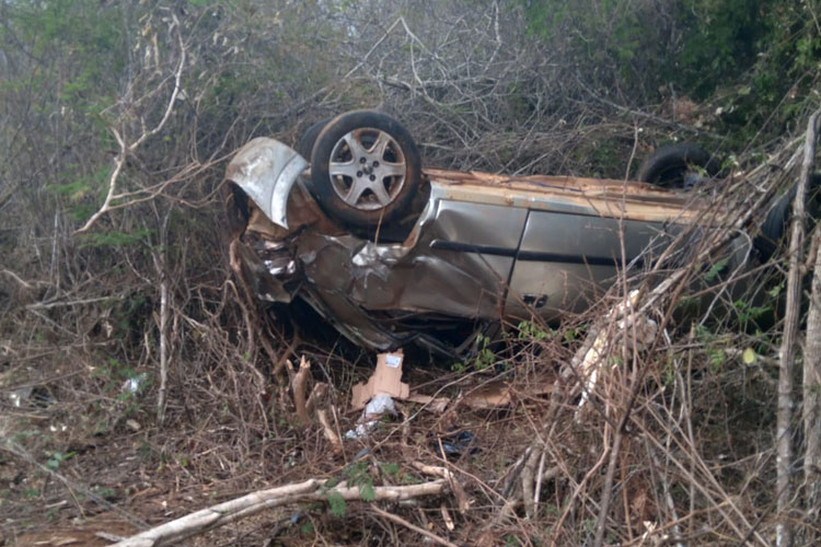 15 caetite veiculo capota na br 030 12 10 achei sudoeste Motorista e três passageiros ficam feridos após carro capotar na BR-030 em Caetité