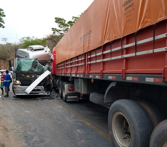 35 igapora acidente interdita br 430 12 10 achei sudoeste Acidente entre duas carretas interdita BR-430 em Igaporã