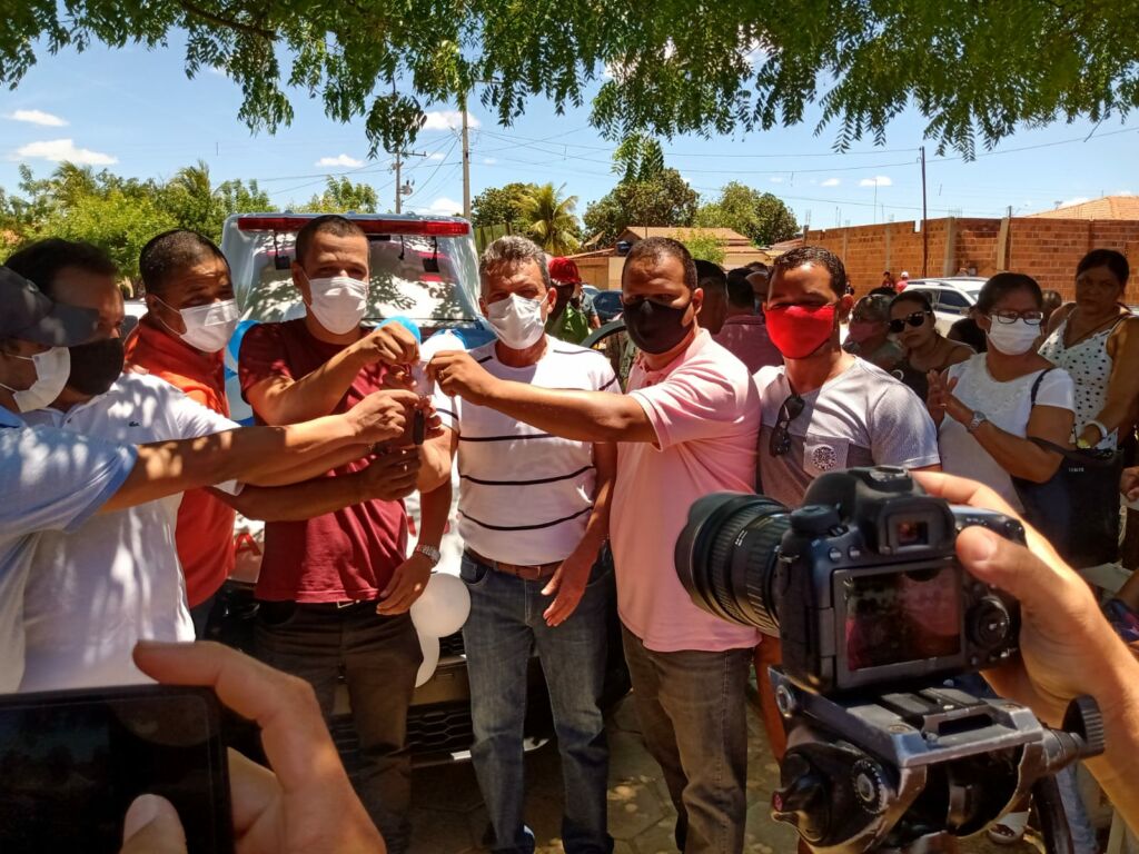 AGENDA CANABRAVA 4 Deputado Charles Fernandes entrega ambulância no distrito de Canabrava em Malhada, fruto de sua emenda parlamentar, ao lado do prefeito Dr. Gimmy