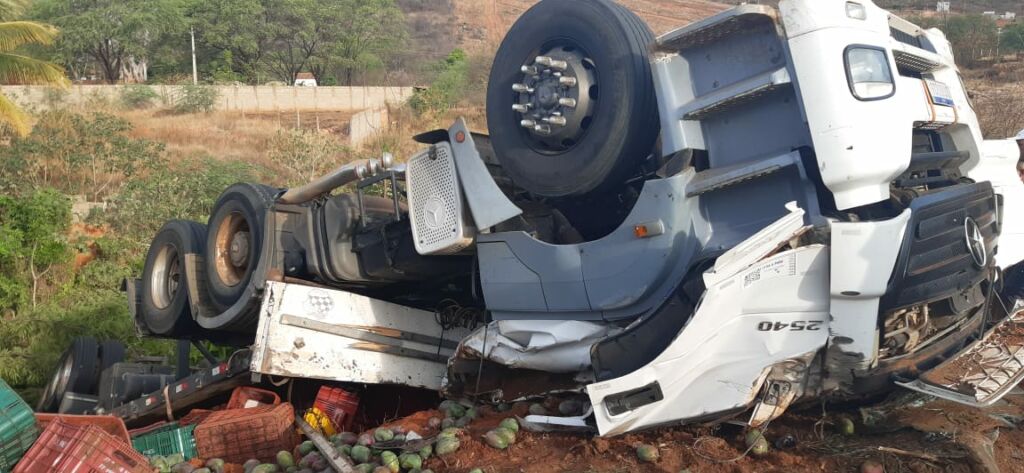 WhatsApp Image 2021 10 23 at 22.10.59 Homem morre após carreta carregada de manga capotar na BR-122 em Urandi