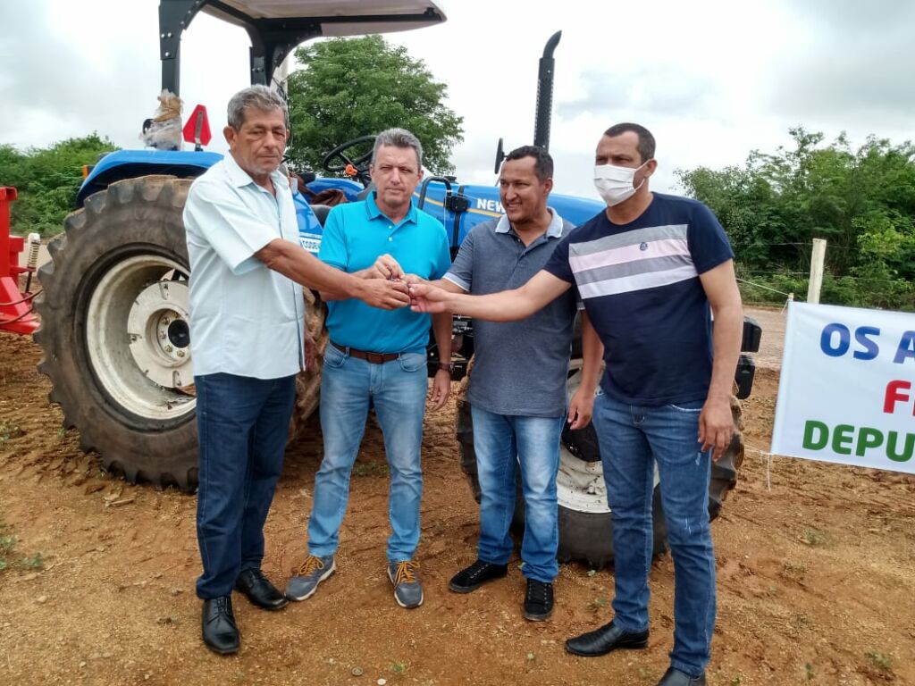 FEIRA DA MATA 1 Deputado Charles Fernandes entrega três tratores agrícolas para Feira da Mata e cumpre agenda em Cocos