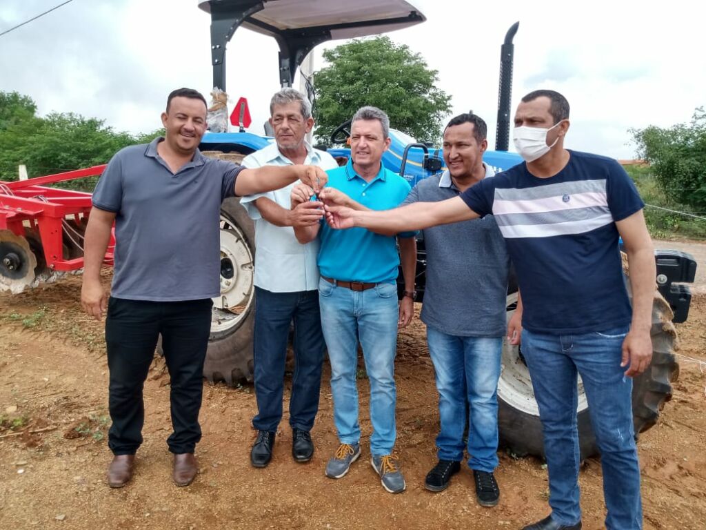 FEIRA DA MATA 2 Deputado Charles Fernandes entrega três tratores agrícolas para Feira da Mata e cumpre agenda em Cocos