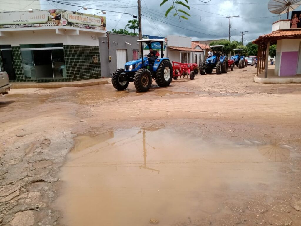 FEIRA DA MATA 4 Deputado Charles Fernandes entrega três tratores agrícolas para Feira da Mata e cumpre agenda em Cocos