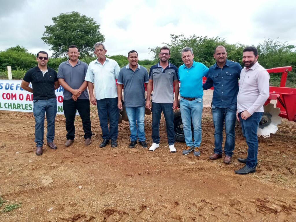 FEIRA DA MATA 5 Deputado Charles Fernandes entrega três tratores agrícolas para Feira da Mata e cumpre agenda em Cocos