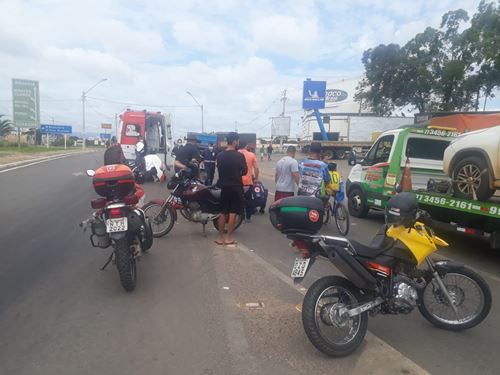 WhatsApp Image 2021 12 01 at 20.37.03 Homem sofre grave ferimentos, após colisão entre caminhão e motocicleta, no Anel Rodoviário de Guanambi