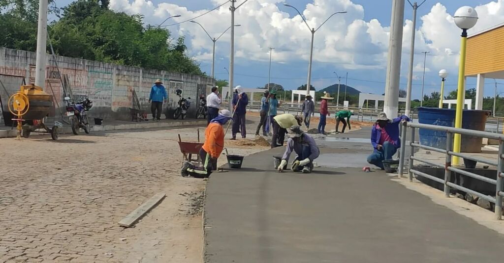 102616482220222801 Após o período de chuvas em toda região, a Prefeitura Municipal de Candiba intensificou os trabalhos de recuperação por todo o município