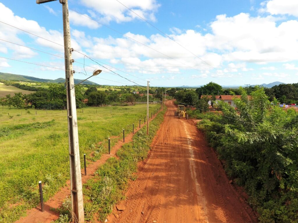 164900202228011 Após o período de chuvas em toda região, a Prefeitura Municipal de Candiba intensificou os trabalhos de recuperação por todo o município