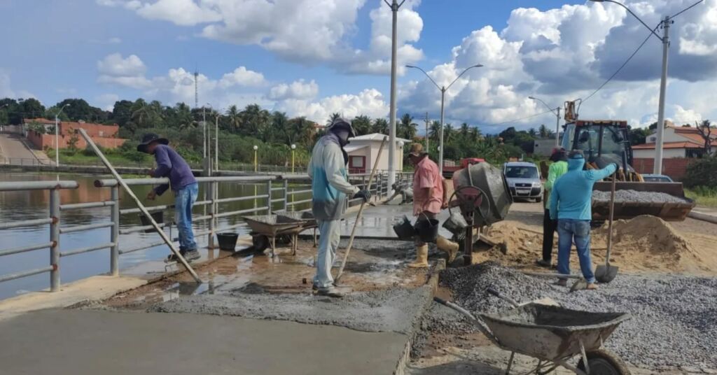 25616482120222801 Após o período de chuvas em toda região, a Prefeitura Municipal de Candiba intensificou os trabalhos de recuperação por todo o município