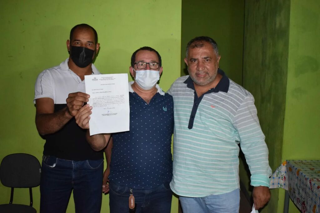 272742420 473273721127569 7540549532894837797 n Prefeito de Pindaí assina ordem de serviço para obras de pavimentação no Povoado de Paus Preto