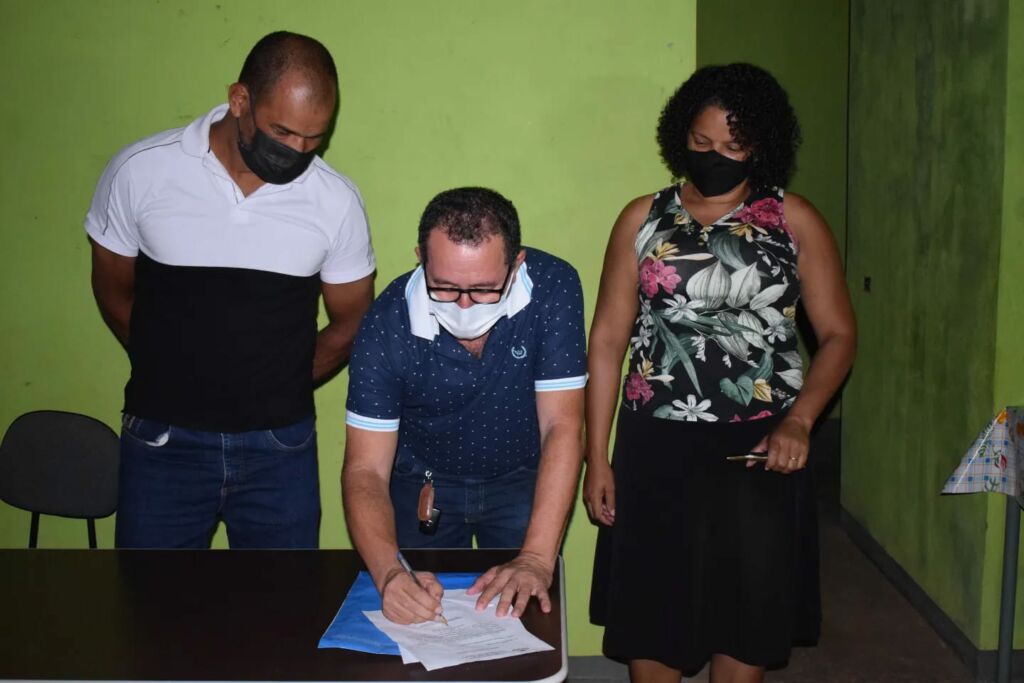 272846752 473273671127574 2963607025252194505 n Prefeito de Pindaí assina ordem de serviço para obras de pavimentação no Povoado de Paus Preto