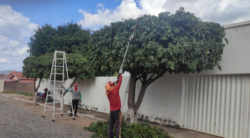 35716482120222801 Após o período de chuvas em toda região, a Prefeitura Municipal de Candiba intensificou os trabalhos de recuperação por todo o município