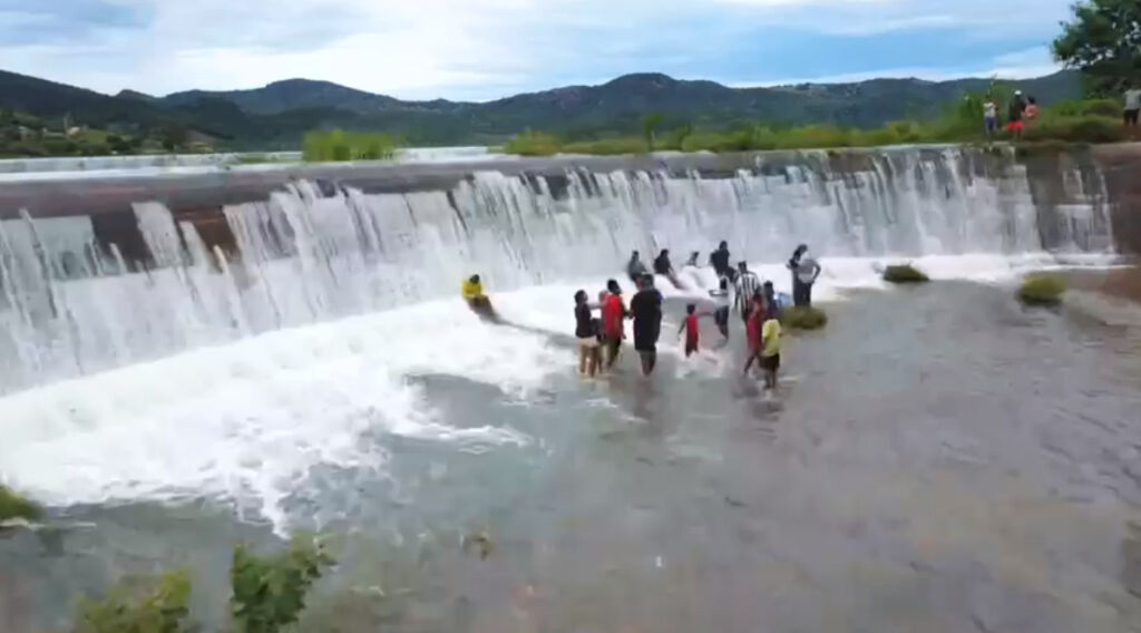 388918461020220901 Autoridades alertam os populares que estão invadindo área de segurança da barragem de Ceraíma; ‘invasão de área federal é crime’