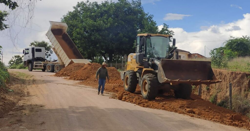 54316482120222801 Após o período de chuvas em toda região, a Prefeitura Municipal de Candiba intensificou os trabalhos de recuperação por todo o município